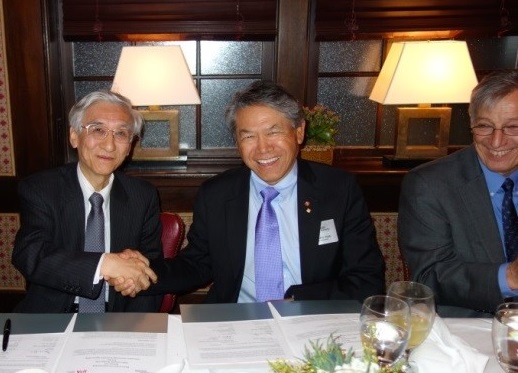 米国アトランタでの締結式：IPA富田理事長(左)、IEEE-CS の2016年プレジデントRoger Fujii氏(中央)および2017年プレジデントJean-Luc Gaudiot氏(右)