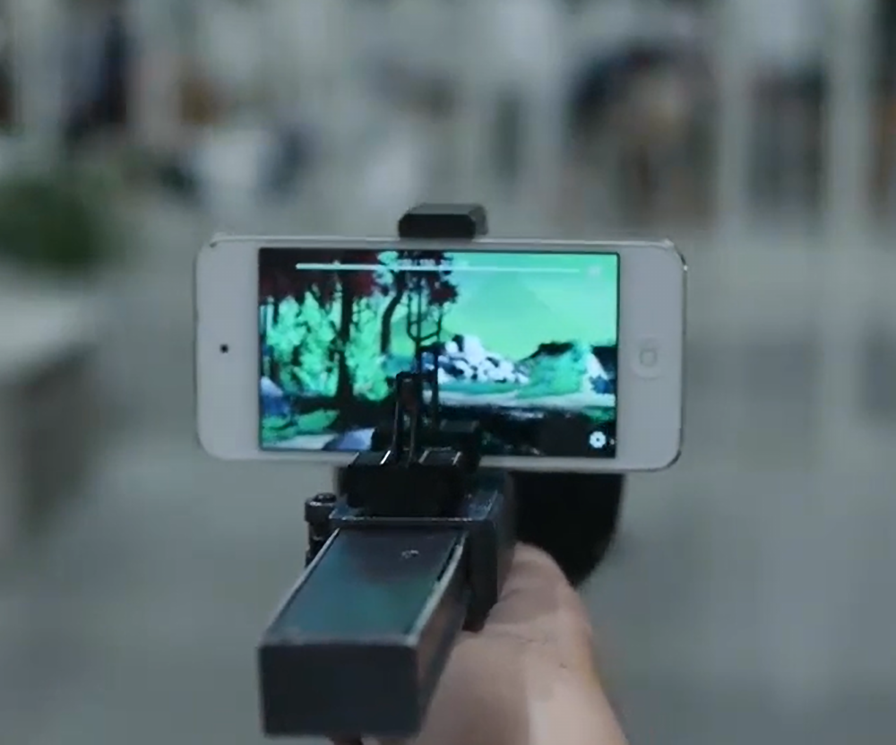 「VAIR Field」で使用する、 スマートフォンを利用した銃型デバイス「VAIR Gun」