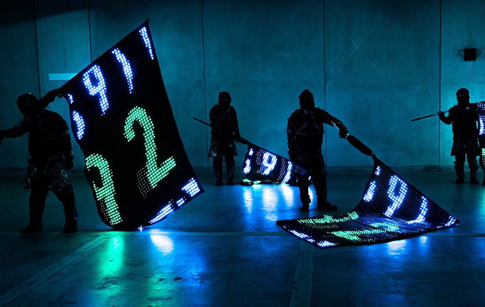 制御可能なLEDを両面に配置した「LED VISION FLAG」