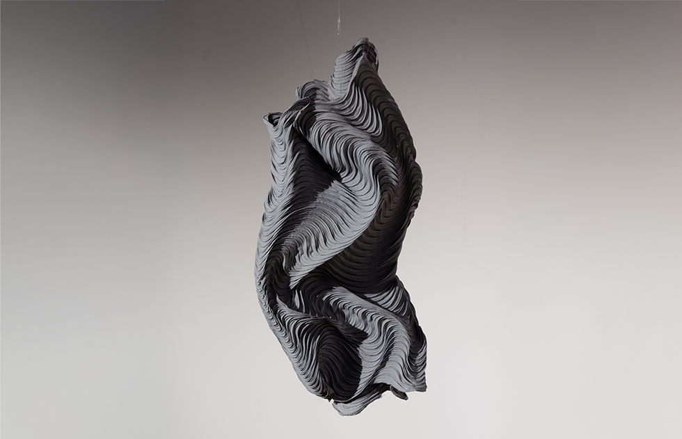 《forming patterns》ジャカード織による立体的な彫刻。テキスタイルに埋め込まれた構造からエッジの立った造形が生まれる