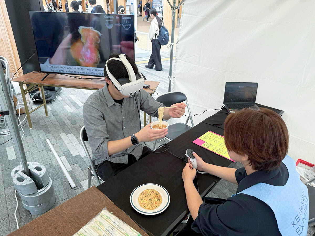 見た目で味が変わる!?ARで味わう不思議フードの様子
