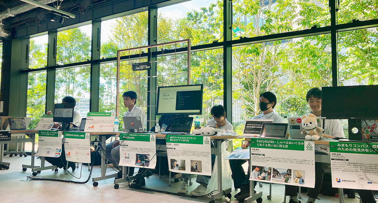 修了生の様々なプロダクトのブースの様子