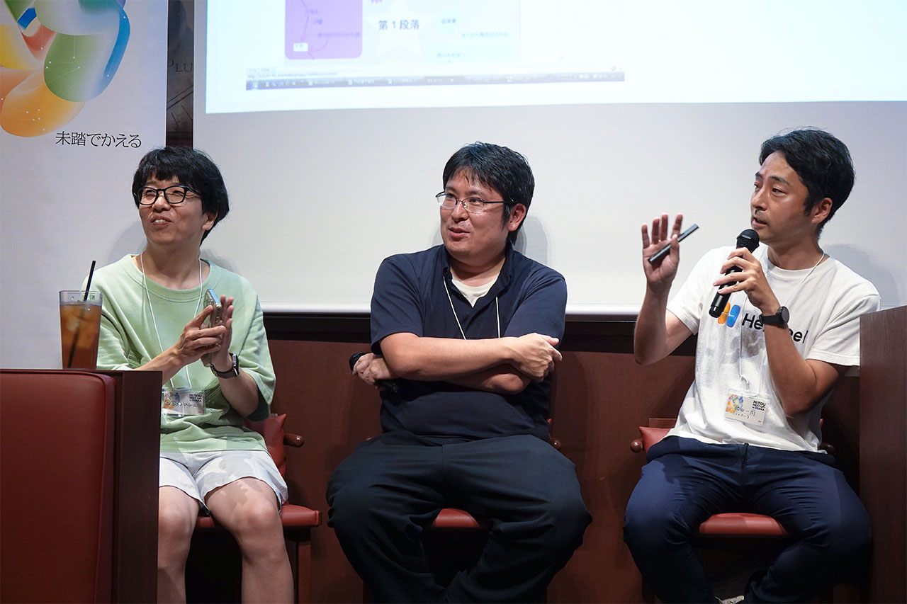 トークセッションで並んで写る登壇者