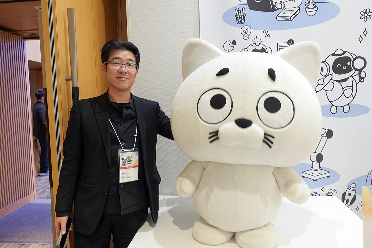 吉崎航さん（左）とにゅーすけ（右）