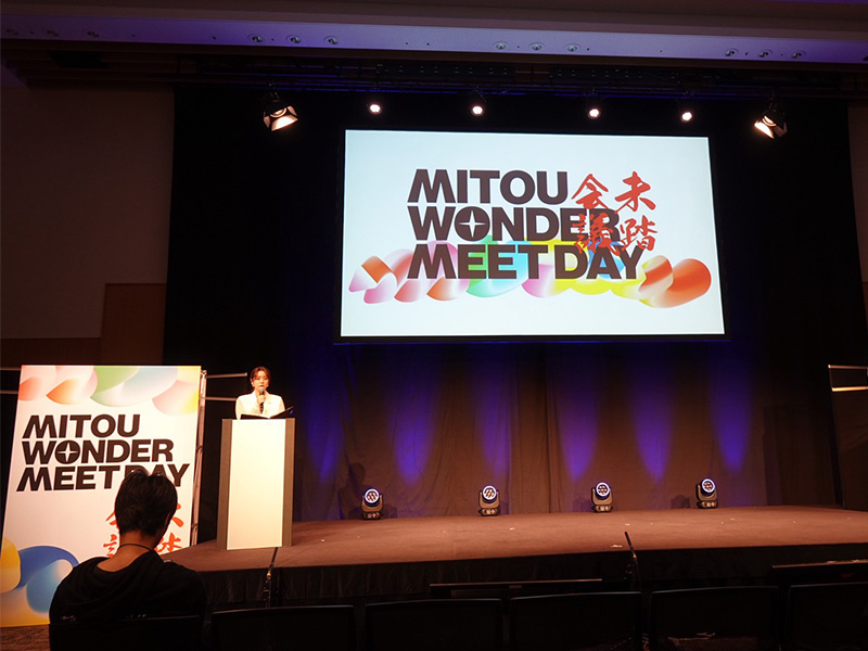 ステージでの久代アナウンサーによる司会の様子