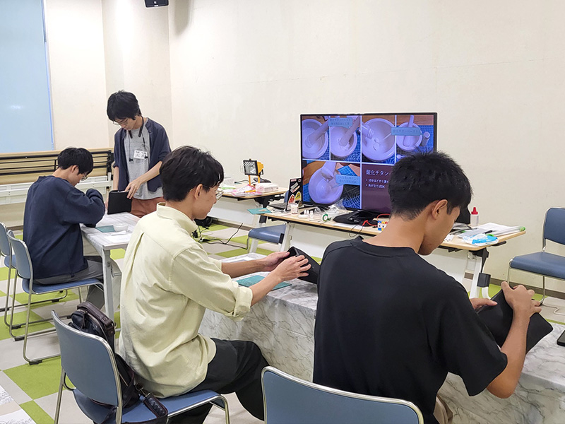 参加者が制作実験に取り組む太陽電池ワークショップの様子