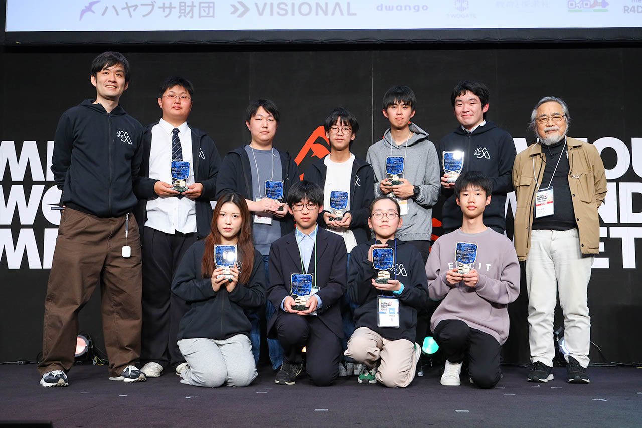 未踏ジュニアスーパークリエータ表彰式で記念撮影する受賞者の様子