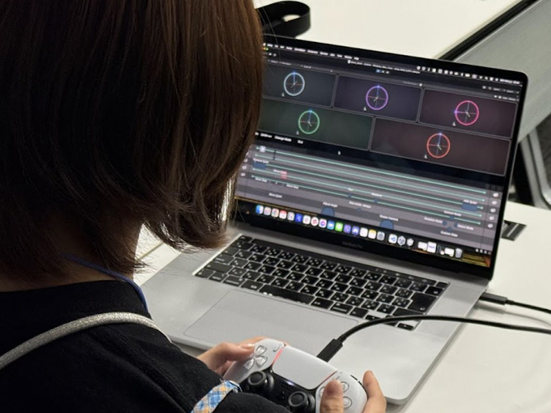 ゲームコントローラーで量子コンピュータの体験プログラムの様子