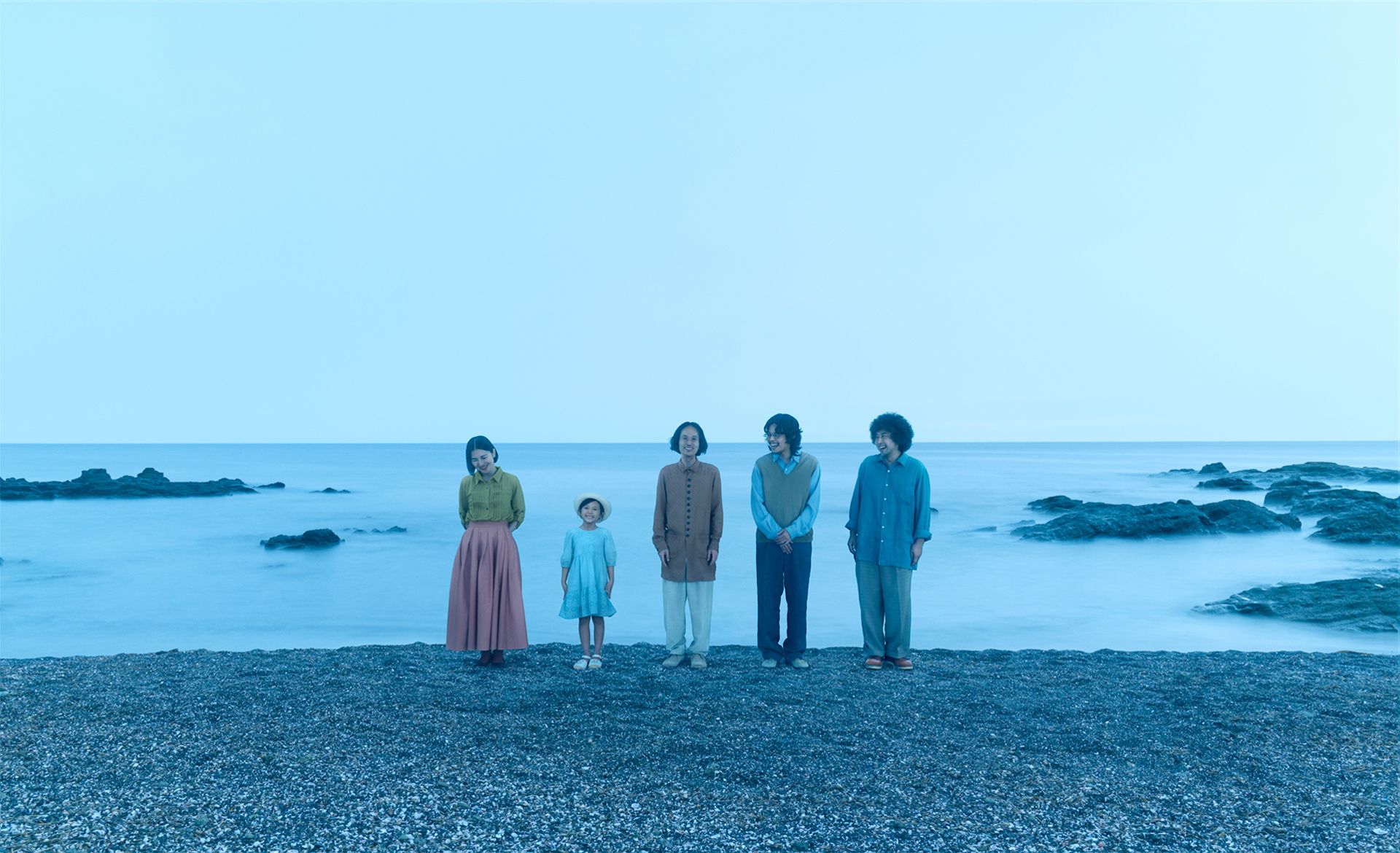 ボーカルたけだカオリ、ピアノたかぎまさかつ、ギターかんきげんすけ、タブラ奏者ユザーンの４人が並んだ写真