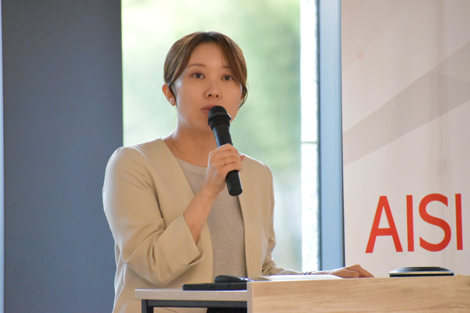 講演する井上真夢氏